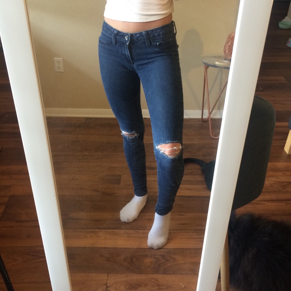 Distressed stretchy jeans